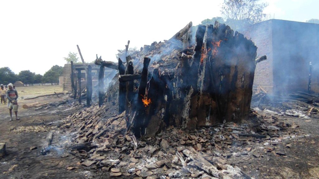 नरैनापुरमा आगलागीबाट १३ घरगोठ जलेर ध्वस्त
