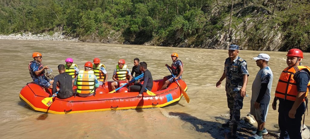 कर्णालीमा बेपत्ता गाडी र यात्रु खोज्न सशस्त्रको विपद् शिक्षालयबाट गोताखोर परिचालन