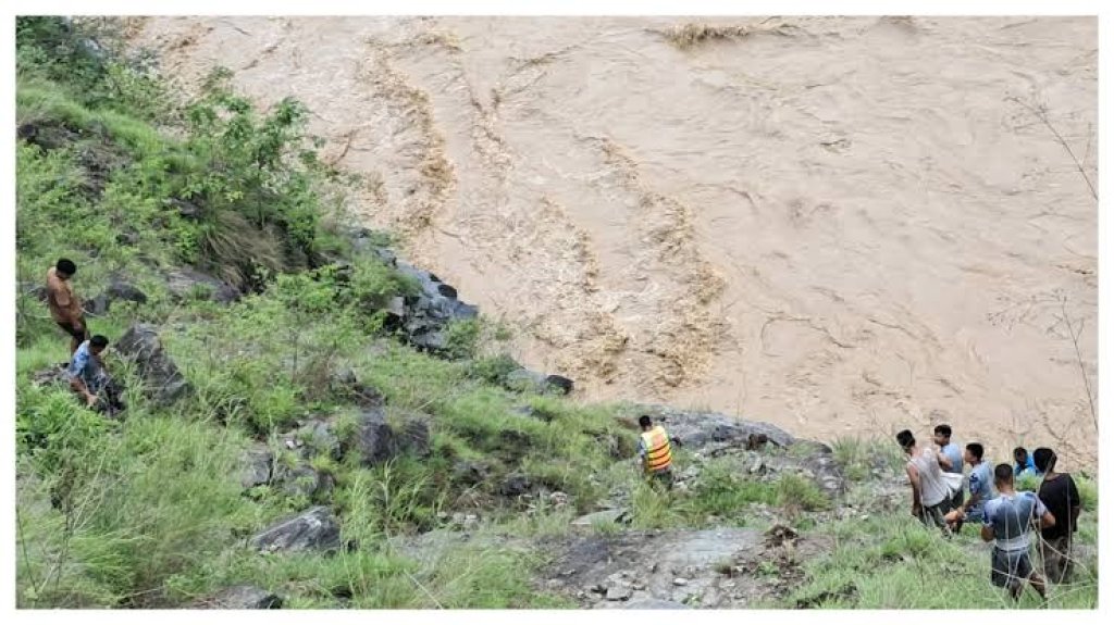 कर्णाली नदीमा खसेको यात्रुबाहक गाडी अझै फेला परेन