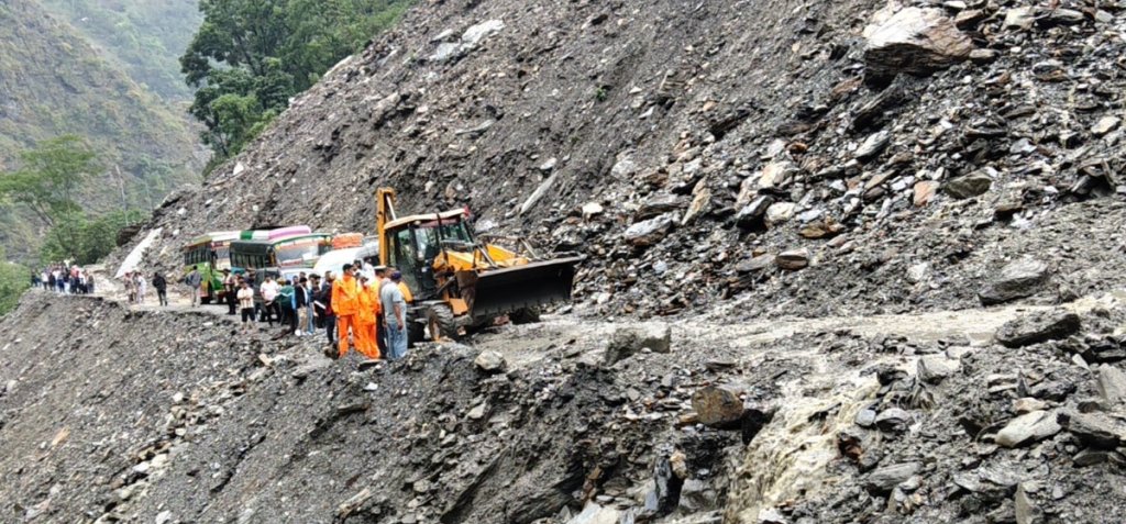 वर्षासँगै ९ सडकखण्ड अवरुद्ध, यात्रामा सतर्कता अपनाउन आग्रह